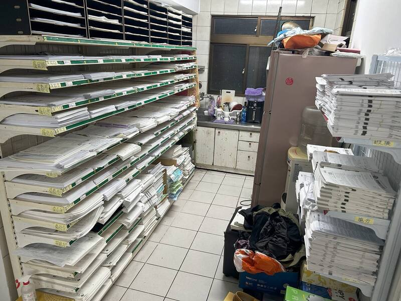 侯男住家成盗版基地，将各科教学材料，系统性分门别类。（记者邱俊福翻摄）