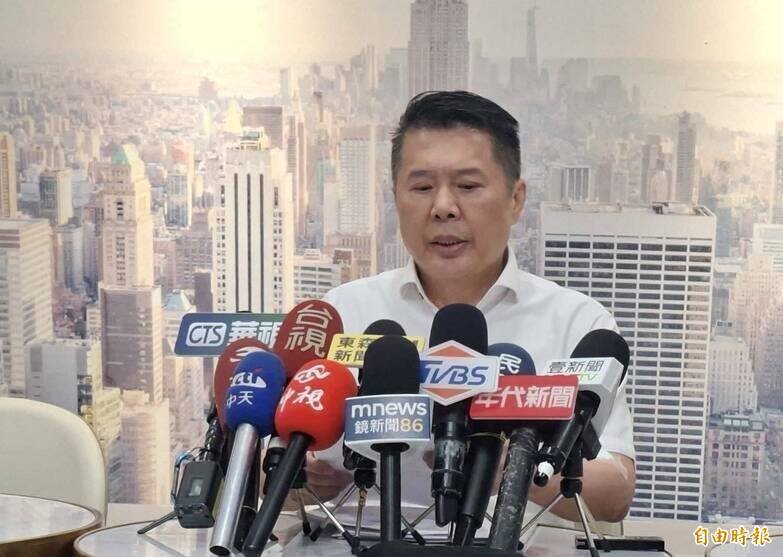 艾康明董座林志明今年10月中旬曾亲上火线说明。（资料照，记者苏金凤摄）