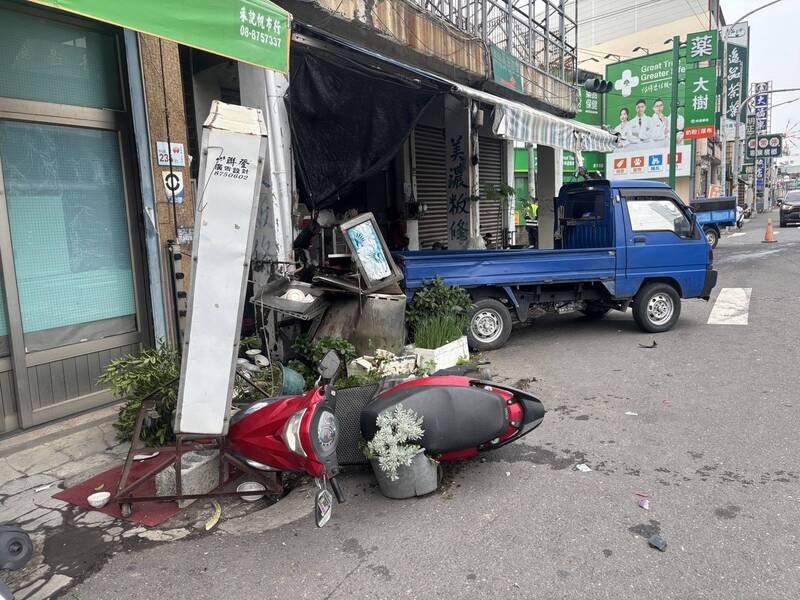 林边小货车车祸 冲入路边面摊幸无伤。（警方提供）