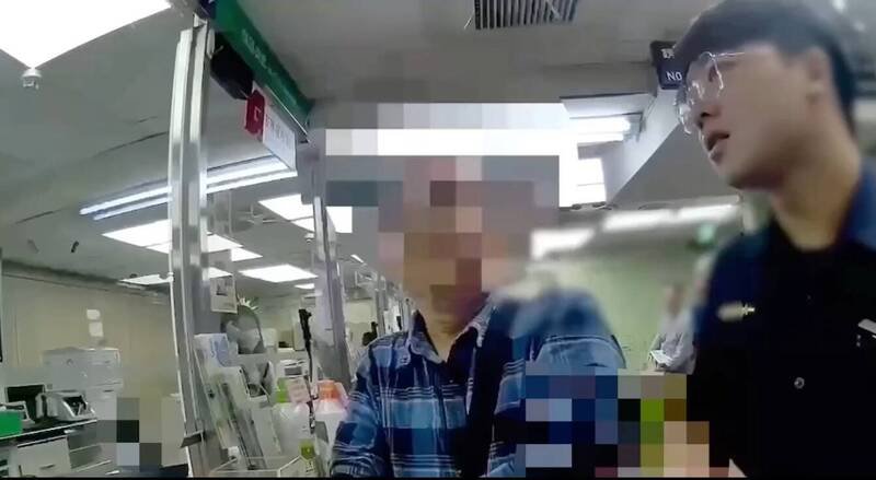 警方向游姓老翁劝说。（记者王冠仁翻摄）