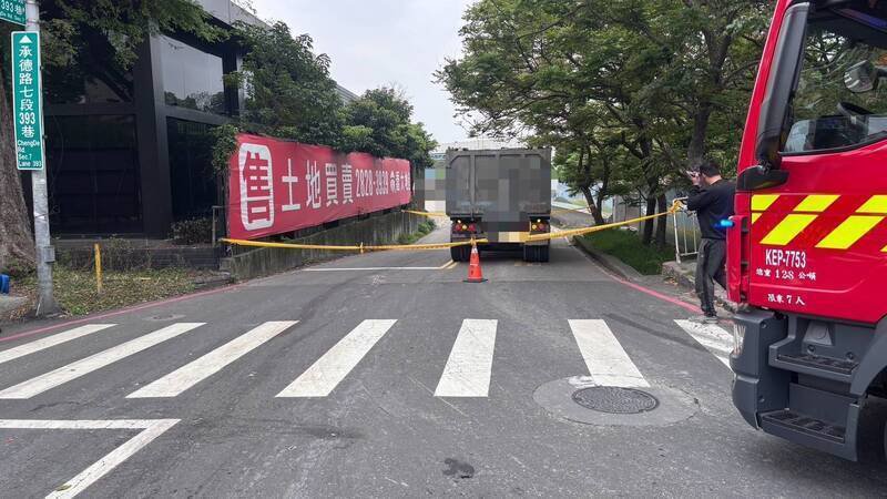 警方调查，当时驾驶联结车的42岁康姓司机是行经承德路7段北往南方向的外侧车道，他要右转承德路七段393巷时，其左前轮不慎撞上沿承德路7段北往南方向、骑乘脚踏车行驶在外侧车道的77岁吴姓老妇，吴妇随即被辗过并被卷进车底惨死。（资料照）