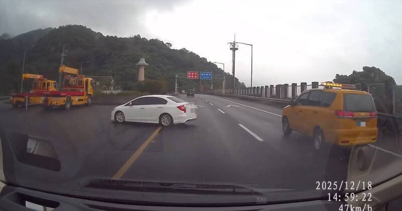国道5号北上、雪山隧道入口前，有1辆白色轿车无视来车，直接从外侧车道紧急回转，吓坏后方驾驶。（取自Threads，民众提供）
