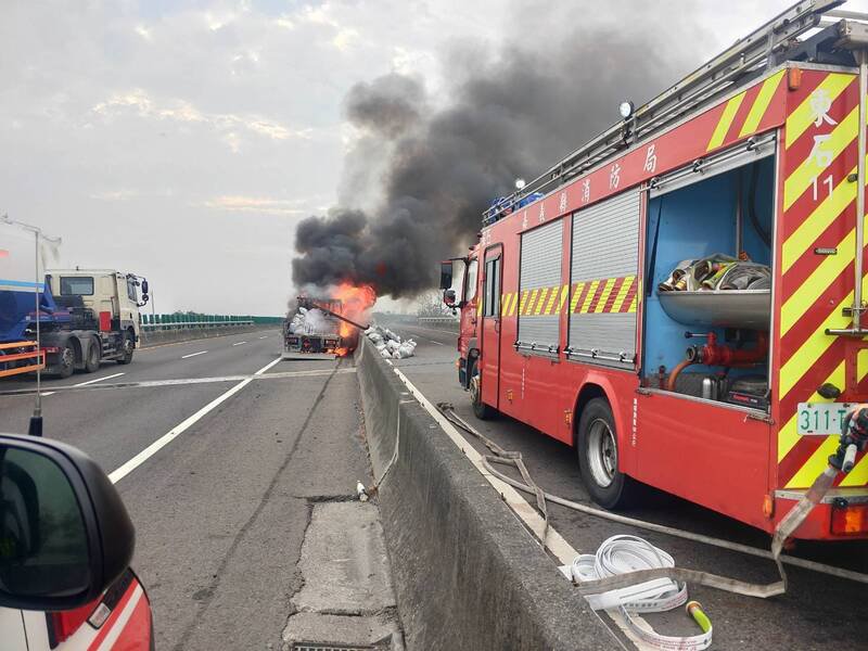 台61线嘉义东石段发生车辆火警。（嘉义县消防局提供）