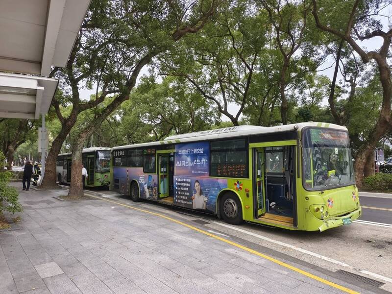 台北市松山区八德路、敦化北路口公车专用道今日下午发生4辆公车追撞事故，造成3名乘客受伤。（记者郑景议翻摄）