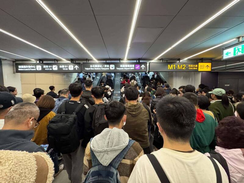 北捷台北车站有人投掷烟雾弹，影响大批旅客。（翻摄自Threads）