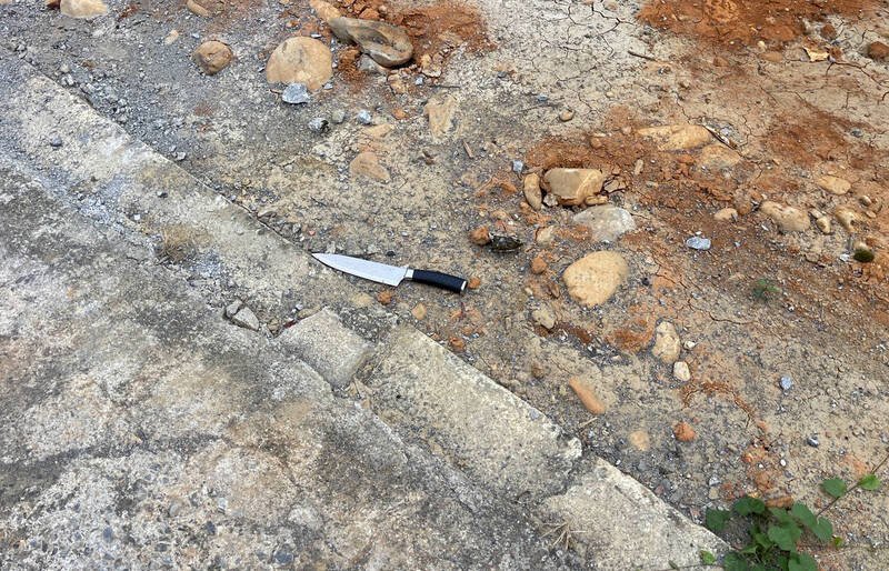 黄男刺杀萧姓邻居后，水果刀丢在地上。（警方提供）