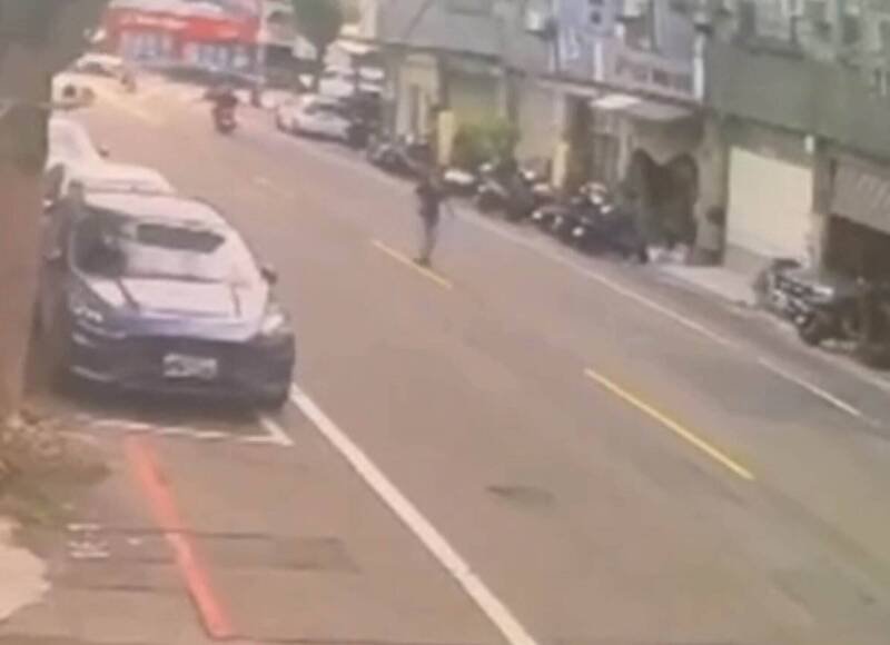 昨天在彰化市又出现1名男子在马路中央蛙跳及「倒退噜」行进。（图由警方提供）