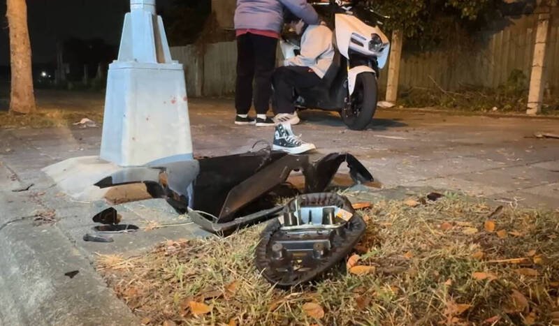 林姓男子半夜骑车失控擦撞路缘，自撞路树，送医不治。（民众提供）