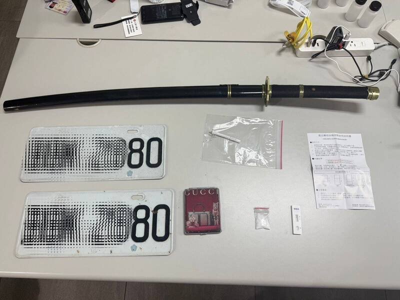 警方扣回K他命、假车牌、武士刀等证物。（记者徐圣伦翻摄）