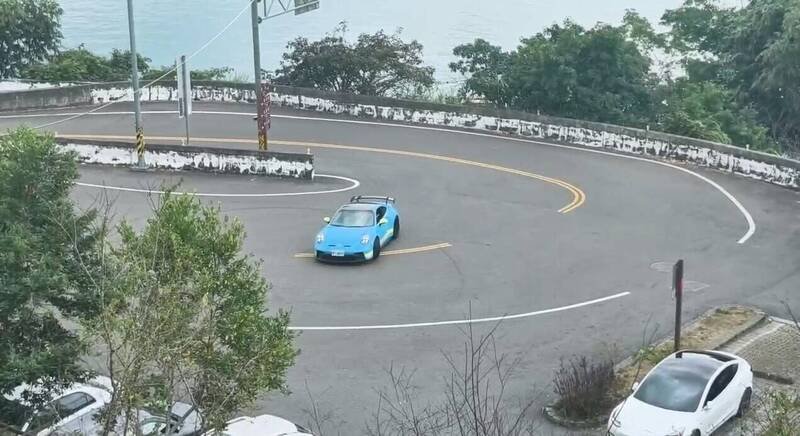 日月潭环潭公路发夹弯，赫见保时捷跑车嚣张甩尾，危险驾车威胁往来人车安全。（民众提供）