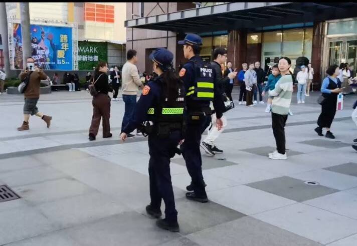 警力进驻台中新光三越周边巡逻、警戒。（民众提供）