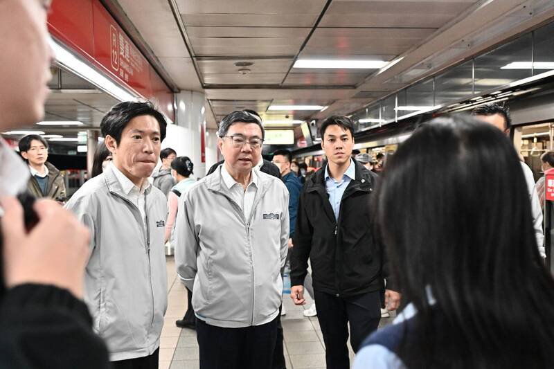 台北捷运站昨晚发生连续攻击事件，行政院长卓荣泰今天赶赴医院慰问伤者及家属，也从北捷双连站步行至中山站视察。（撷取自卓荣泰脸书）