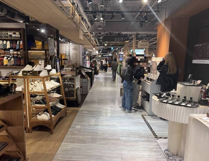 诚品南西百货店员热情接待，民众仔细挑选商品，大家努力让生活回到常轨。（记者董冠怡摄）