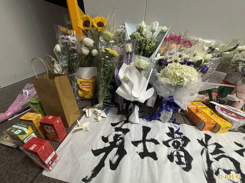 现场摆放约150束花及致谢小卡。（记者董冠怡摄）