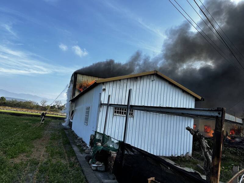 后里木材加工厂大火，幸无人伤亡。（民众提供）