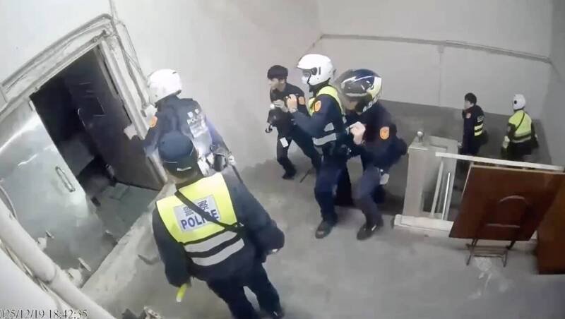 员警第一时间赶到现场、在顶楼确认状况，却遭质疑40秒未进入围捕张文。（记者王冠仁翻摄）