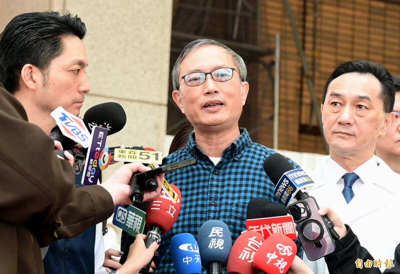 颜瑞升（中）说，事件发生当下只是很简单的想到「那个地方应该需要我去帮忙」，没有思考是否还有危险。（记者王艺菘摄）