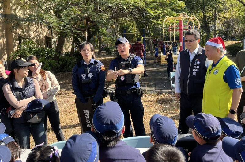 台中市议员李天生（右1）今天结合雾峰分局举办「小小警察体验营」，小朋友开心穿上帅气的警察制服，体验当一日警察。（李天生议员提供）