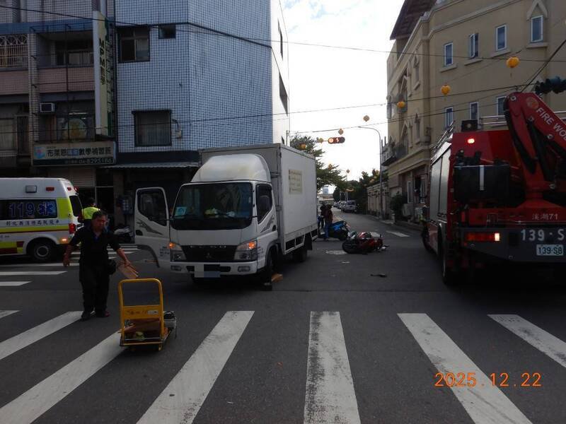 女骑士在路口与小货车相撞，被卷入车底。（民众提供）