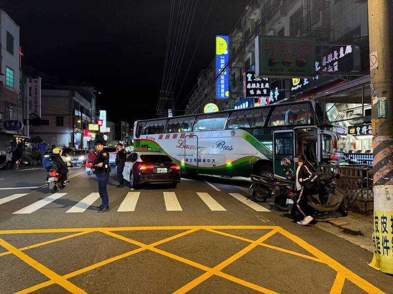 游览车冲入对向车道旁的店家。（警方提供）