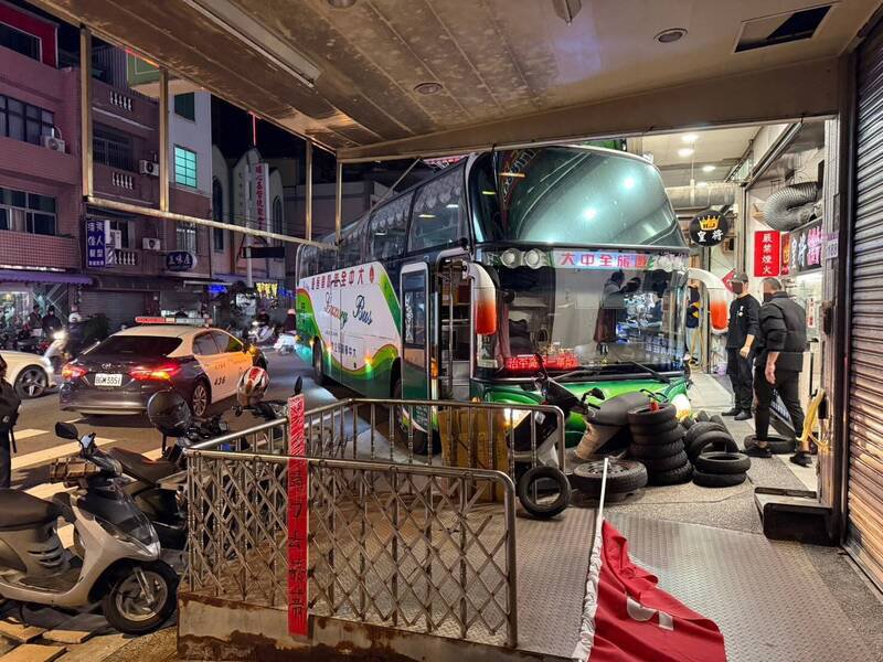 游览车冲入对向车道旁的店家。（警方提供）