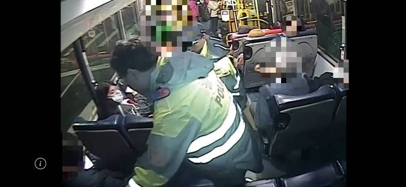 新北市萧姓男子在公车上激动说出去死、丢手榴弹等字句，引发乘客恐慌，淡水警分局拦车冲上逮人，发现萧嫌并无携带危险物品。（记者吴仁捷翻摄）