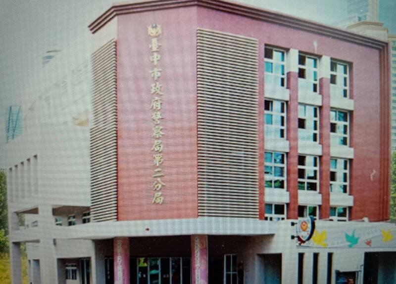 台中市警局第二分局一名女侦查佐，昨天在网路上发文「直接在卢秀燕脑门开3枪」，警方表示脱序言论非第一次，不排除予以免职处分。（撷取自第二分局网站）