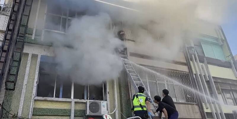 妇人脚踩屋外阳台，悬在3楼高。（民众提供）