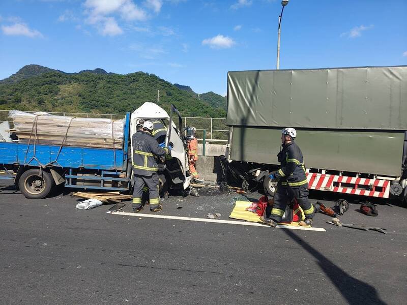 台64线五股路段今天上午惊传一辆货车猛撞前方大货车，陈姓货车驾驶昏迷送医，车祸肇因仍待调查厘清。图为消防员破门救人。（记者吴仁捷翻摄）