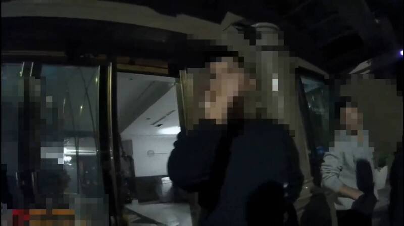 警方将闹事的客人逮捕。（记者徐圣伦翻摄）