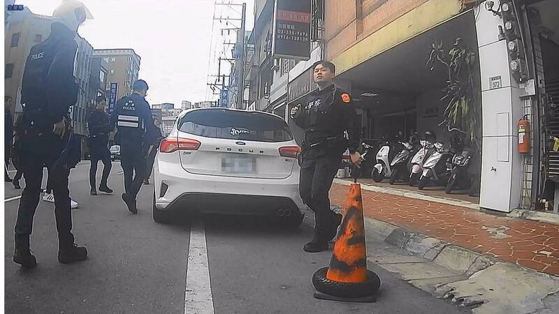 刘姓男子不满后车按喇叭，竟下车持木刀叫嚣。（警方提供）