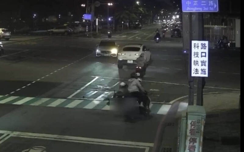 高雄19岁男闯红灯追撞机车3人受伤送医。（民众提供）