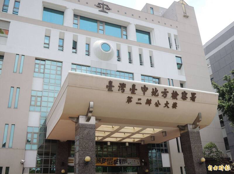 台中市一名女侦查佐，在网路上发布「对卢秀燕开枪」等恐吓言论，昨晚遭拘提侦办。（记者陈建志摄）