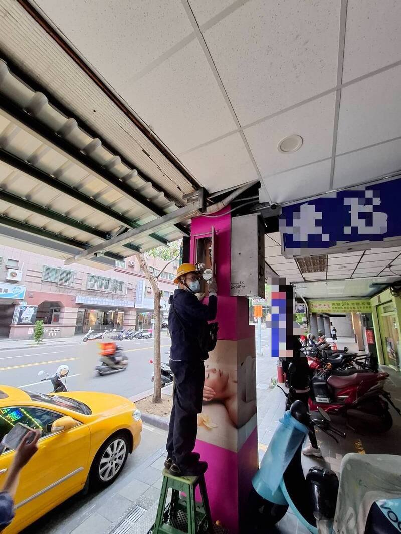 新北市芦洲一间养生馆违法经营，公安小组三度开罚未改善，今天强制断水断电，展现公权力。（记者吴仁捷翻摄）