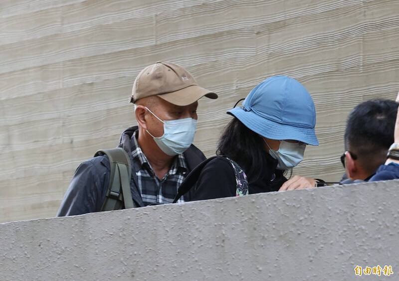 张文遗体23日下午2点在台北市殡仪馆解剖，张文父母到场。（记者王艺菘摄）