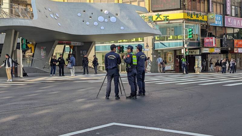 警方今天到中山站等处重建犯罪现场。（记者王冠仁翻摄）