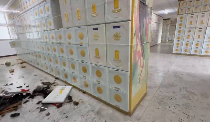 卑南乡纳骨塔骨灰罐在强震中掉落破碎。（记者黄明堂翻摄）