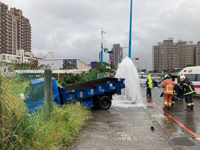 消防栓被撞断狂喷水。（记者徐圣伦翻摄）