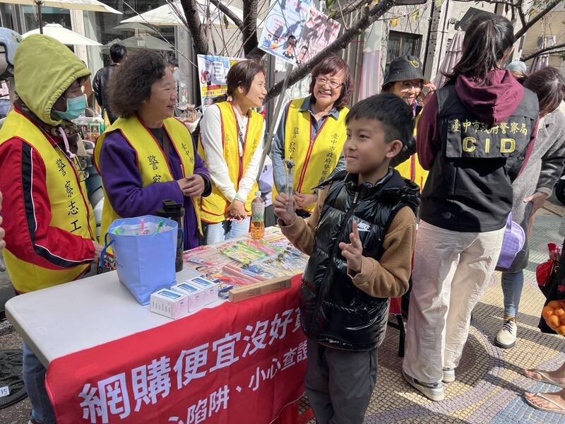 乌日分局应邀到场设摊宣导防诈。（警方提供）