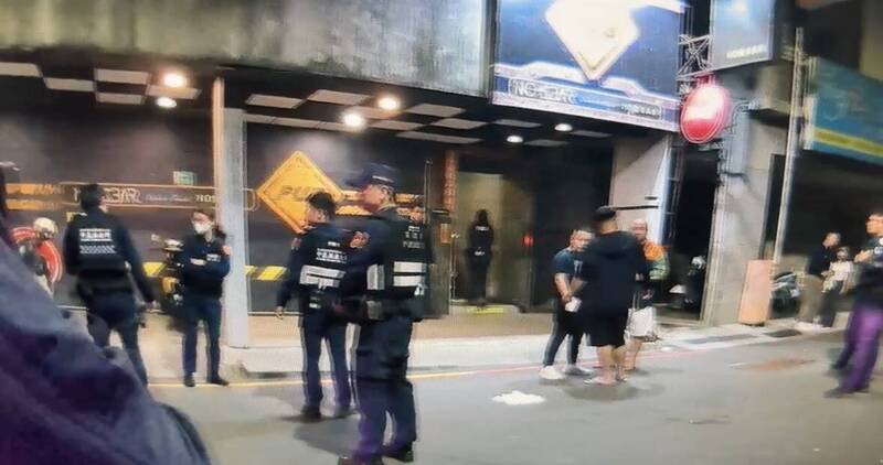 凌晨4点许，南市中西区赤崁街一间酒吧传出有男子持双刀对人挥砍，警方快打警力到场查处。（民众提供）