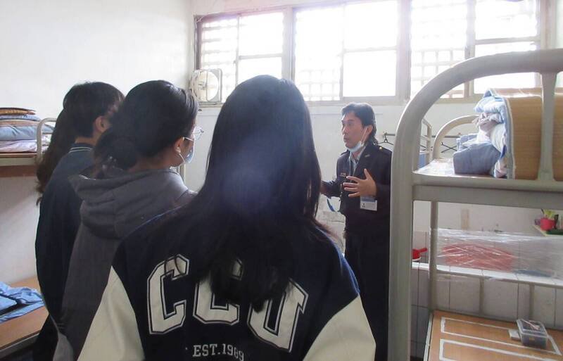 台南第二监狱打开监狱大门，带领大学生走进真实的监所环境，参观舍房。（台南第二监狱提供）