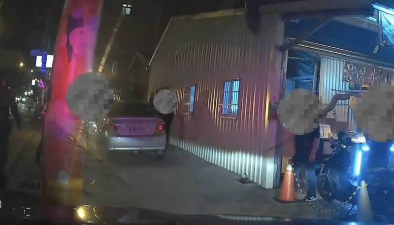 林姓男子酒醉闯店家喊「我要杀人」，持菜刀挥舞毁损汽机车秒被逮。（警方提供）