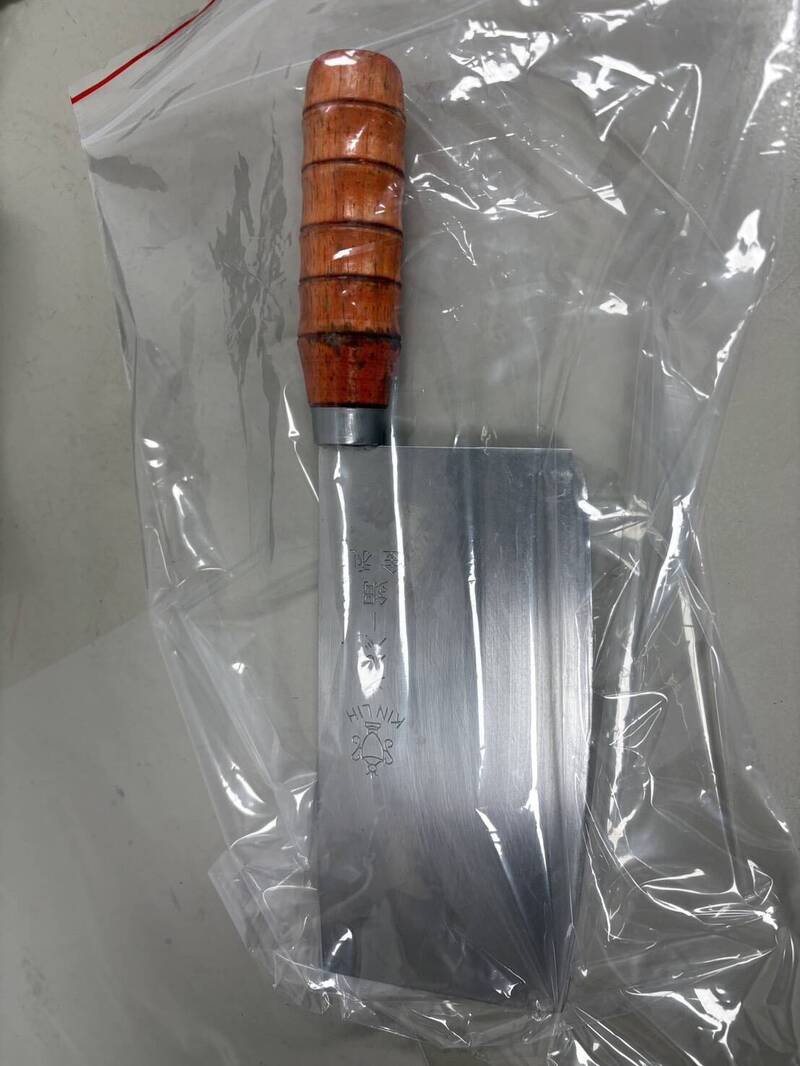 警方查扣林男当街挥舞毁损汽机车的菜刀。（警方提供）
