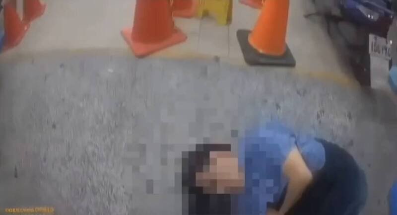 男子耶诞夜醉卧五福商圈人行道。（民众提供）