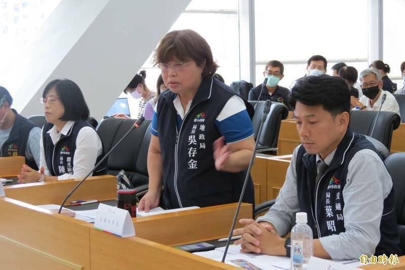 前地政局长吴存金（中）疑涉特别费不实核销遭起诉。（资料照）