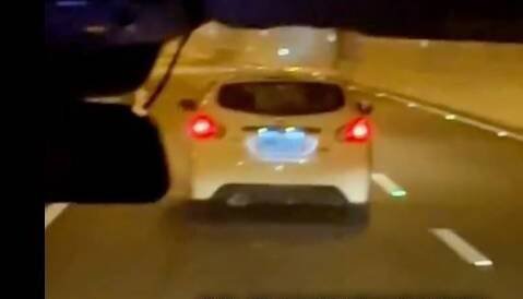 白色轿车停在大雅交流道匝道，驾驶下车辱骂后车驾驶。（撷取自社会事件新闻影音）