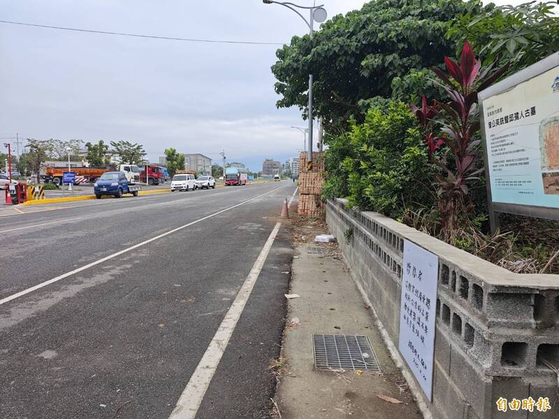 屏东内埔学文路北边是和祯园、南边则有名列历史建筑的古墓，飙车族噪音扰人，附近居民称真的是「吵死人」。（记者陈彦廷摄）