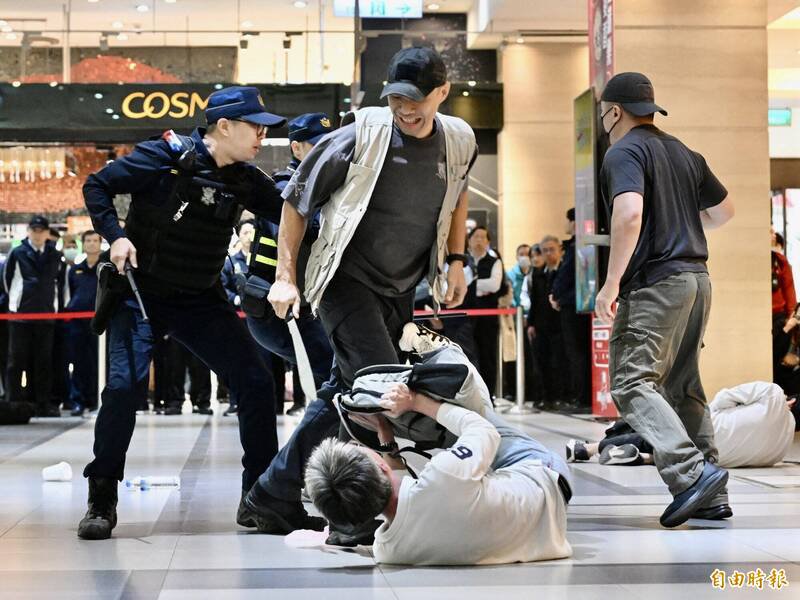 为强化防灾韧性，台北捷运市政府站及市府转运站26日进行危安演练，模拟歹徒丢掷汽油弹、无差别攻击的应变处置，并发送避难疏散告警细胞简讯。（记者罗沛德摄）