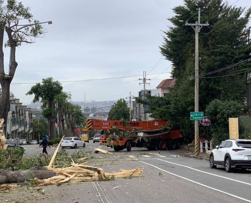 台中市沙鹿区有一辆吊车停等红灯时倒退噜，撞上汽车旅馆围墙才停住。（警方提供）