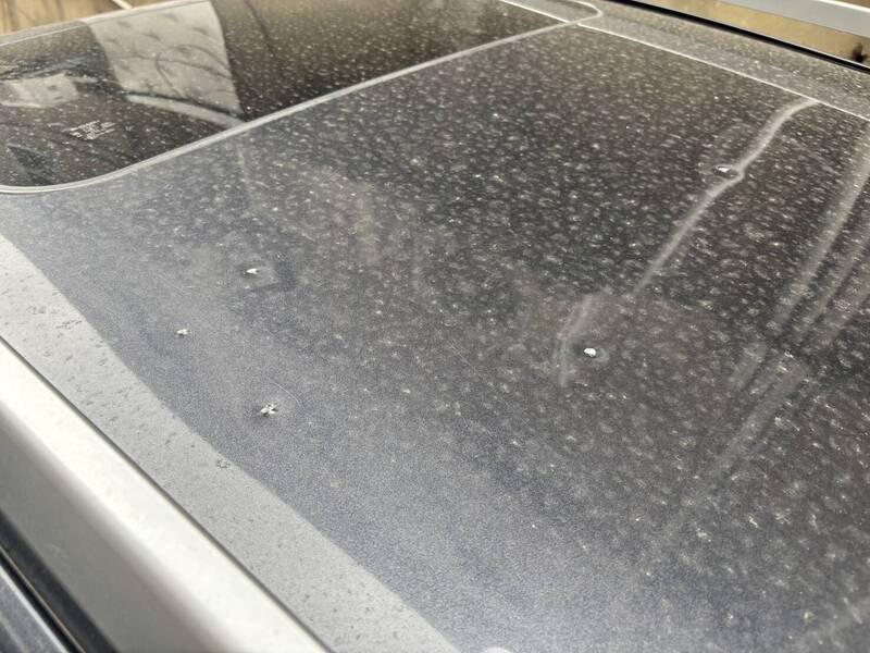 休旅车停路旁遭钢珠弹痛击，头份警方查缉中。（警方提供）